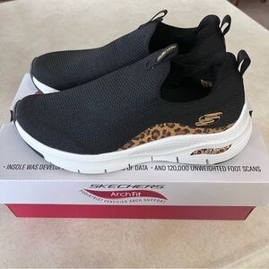 Skechers Arch Fit Women’s 7 NWT Vegan New Native Leopard Slip On